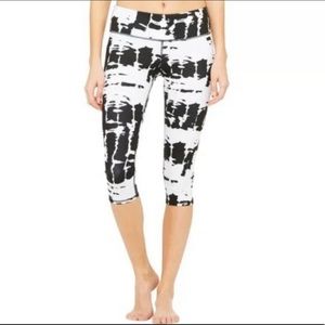 Alo Yoga Airbrush Capri White Black Tie -SZ M